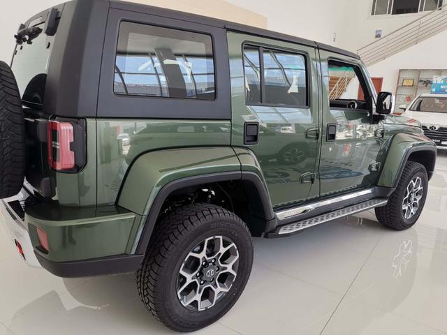 纯硬派的军绿,竟也美的,不能呼吸!北京BJ40到店实拍