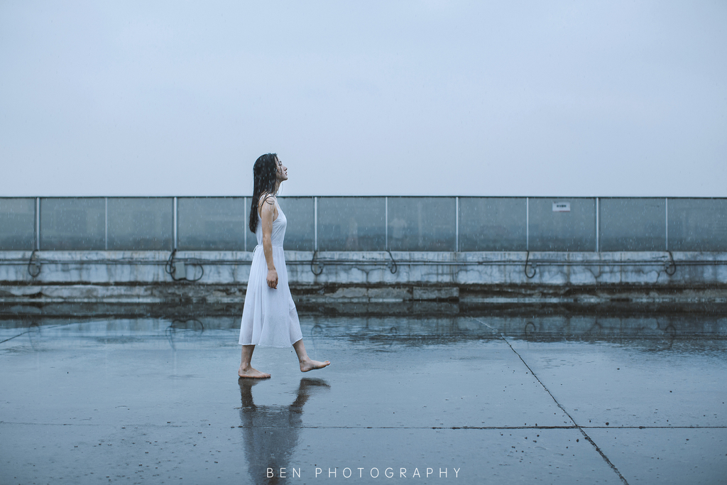 雨爱-女生湿身淋雨-竹本先生人像作品