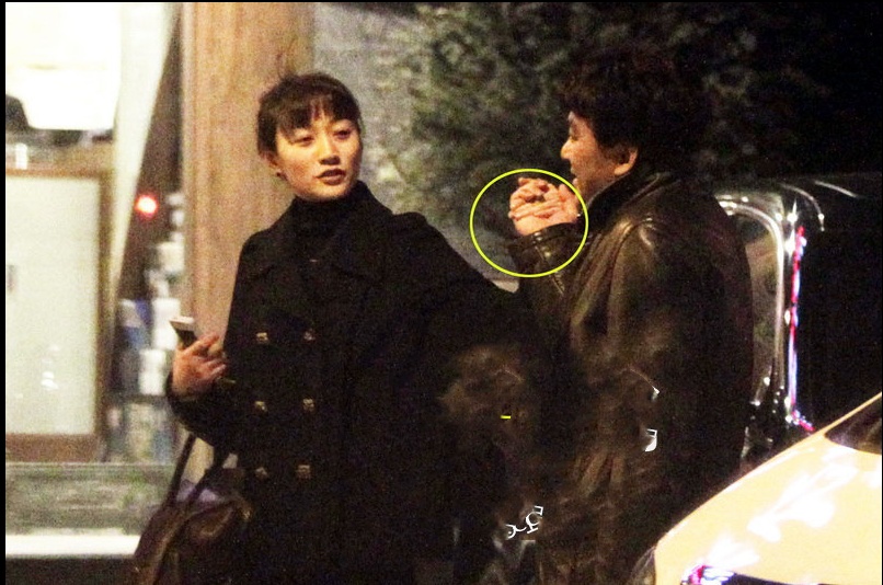 65岁朱时茂疑又双叒叕出轨了？三度被拍和美女激吻