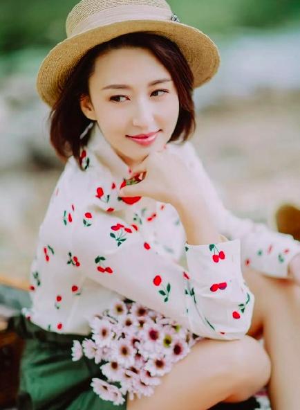 40岁央视主持张蕾近照比台上美，嫁大20岁富豪活成少女