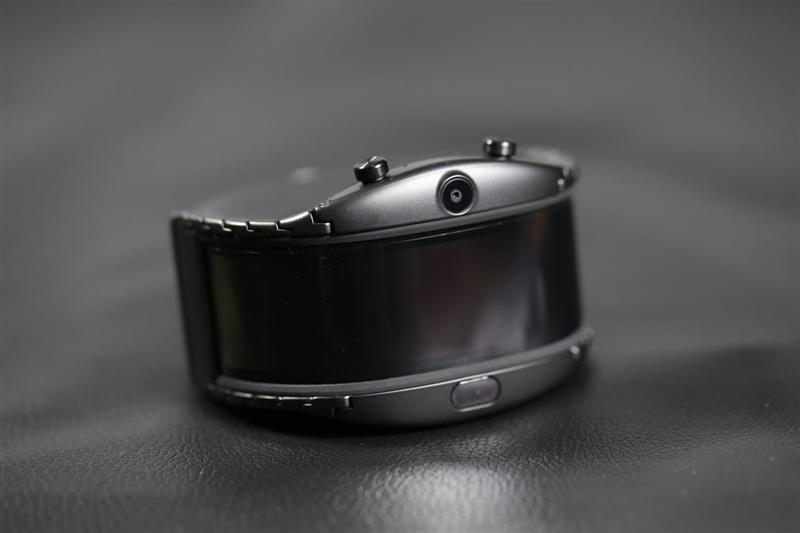 激进折叠屏 努比亚腕机阿尔法评测：钢铁侠的技能被它实现