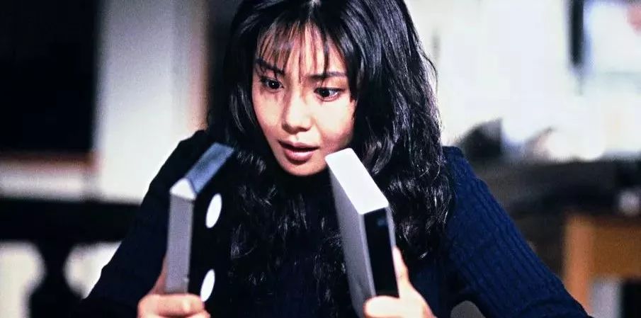 死后的怨念笼罩了每一个走进房子的人 《鬼来电》里的美美子 被母亲丢