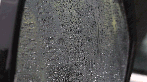 我们从前门储物格内拿出雨滴去除剂,直接对准一边的后视镜雨滴均匀