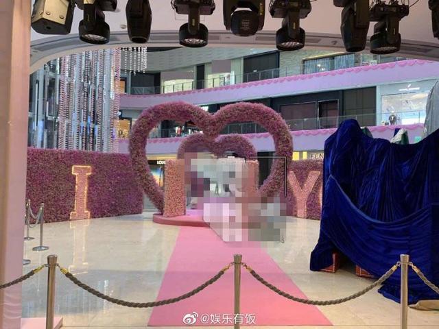 何猷君奚梦瑶求婚现场疑曝光！粉红色城堡舞台，布满白色鲜花