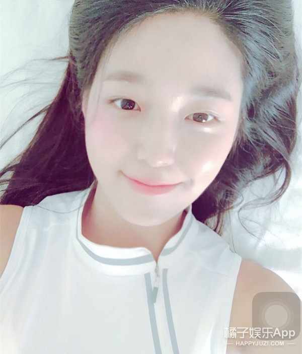 她发这张素颜照经过公司同意没？