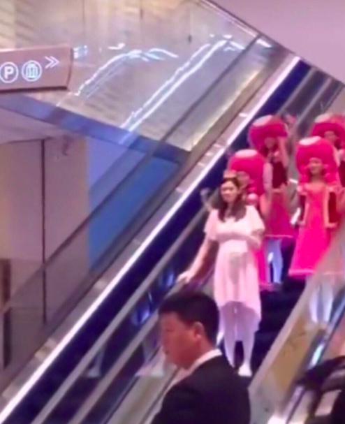 何猷君后台对奚梦瑶十分冷漠？打招呼生硬，网友：像陌生人