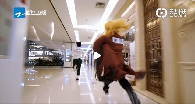 奔跑吧召开武林大会撕名牌,郑恺造型笑死众人!