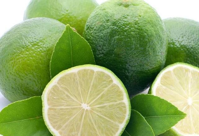 青柠檬有9大好处,怎么泡水喝最好,与黄柠檬比哪个美白效果好?