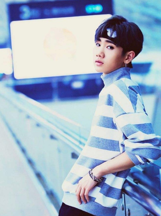 汪苏泷与靳梦佳参加聚会坐实恋情,情难自持当街亲吻太 猴急