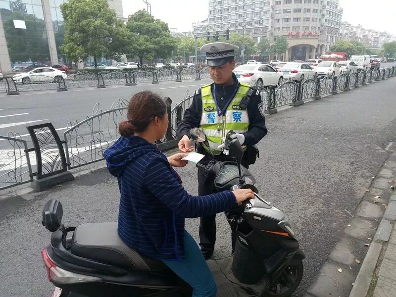 下周起骑电动车也要戴头盔