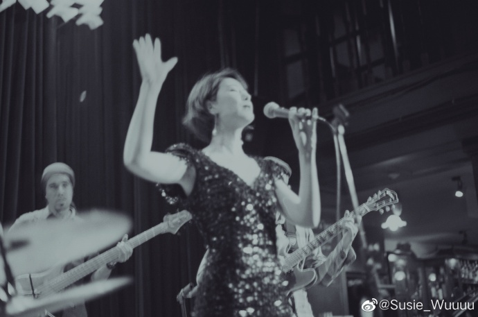 不是500亿富二代？曝李亚鹏新女友驻唱日入800，还组乐队参音乐节