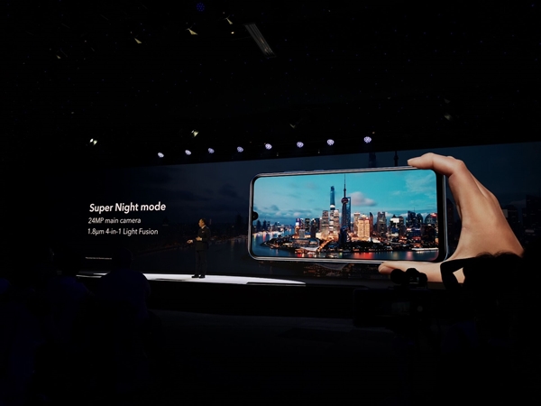 前置3200万自拍镜头 荣耀20 Lite发布