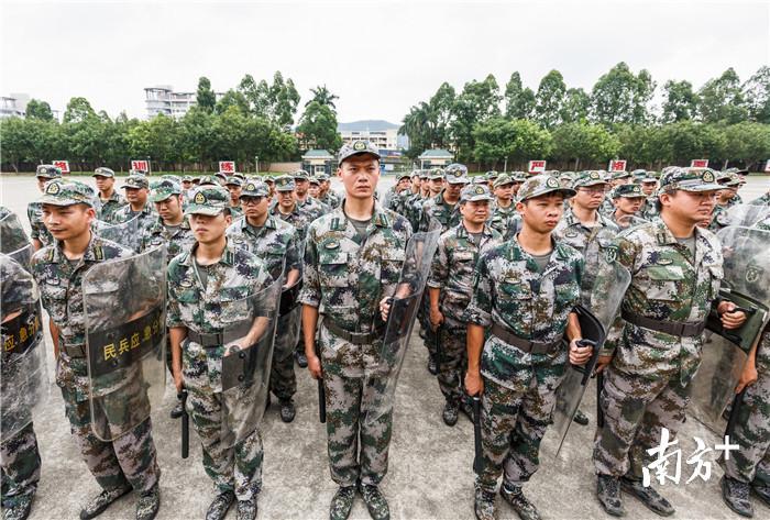 东莞军分区于5月在市国防教育训练基地组织全市民兵应急排轮训,以训促