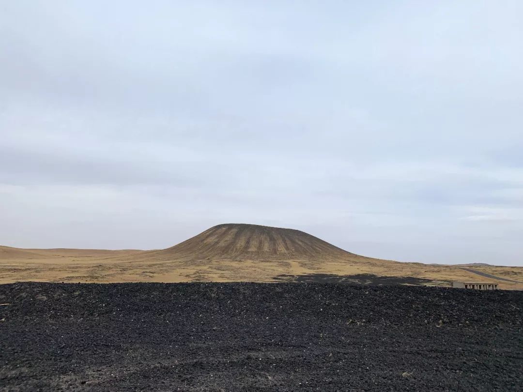 河火山群,经大兴安岭的阿尔山—柴河火山群,锡林浩特—阿巴嘎火山群