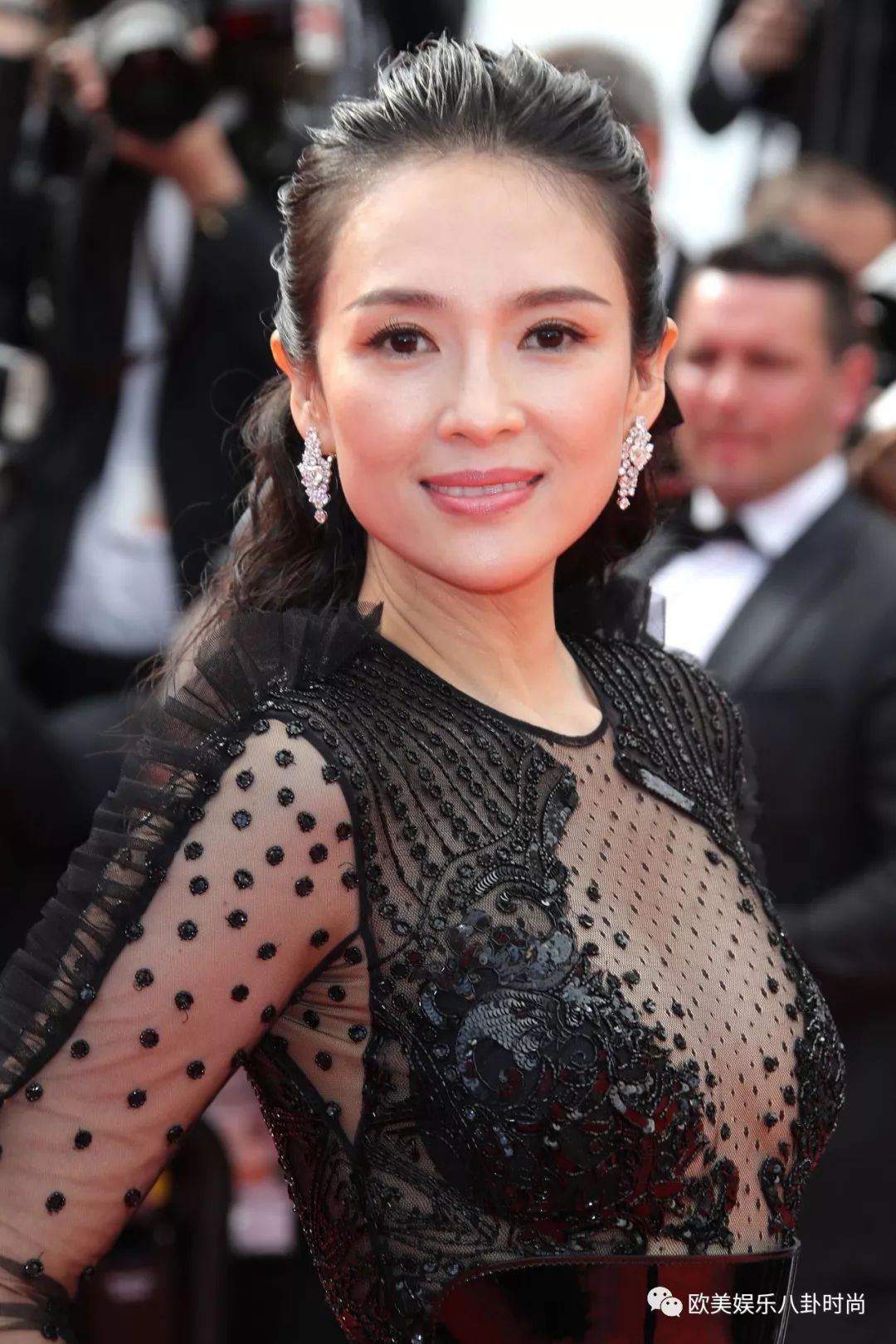 40岁的华语影视女演员章子怡穿着漂亮的黑色透视长礼服出席第72届戛纳