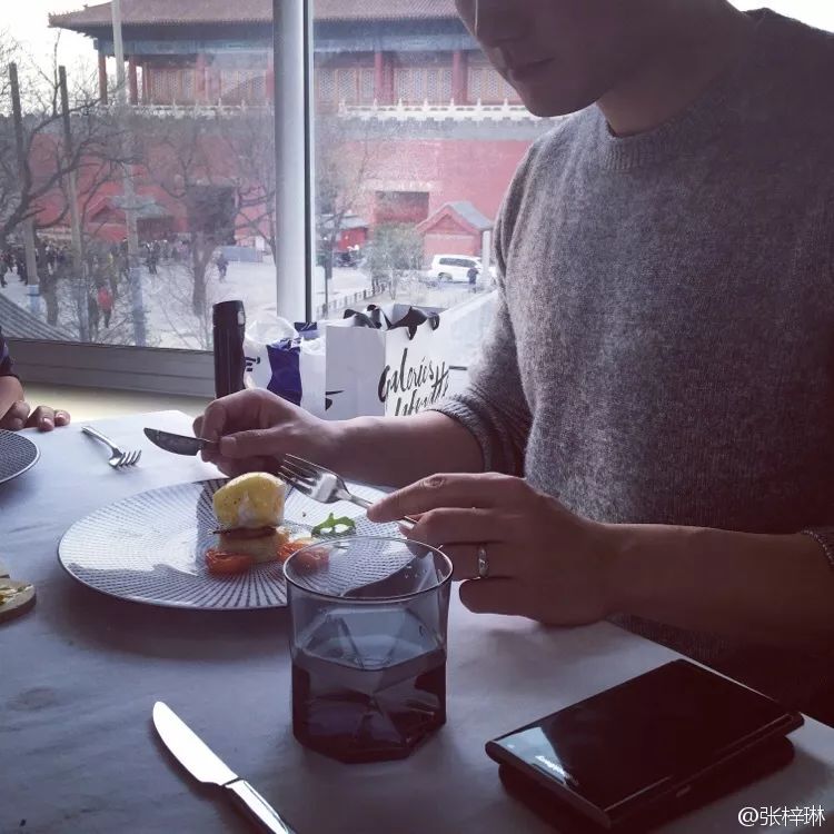这个低调了12年的宝藏女孩，终于藏不住了.....