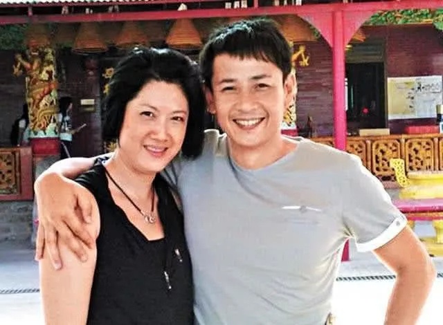 前TVB绿叶黄泽锋晒52岁妻子怀孕8个月艺术照：期待女儿出生