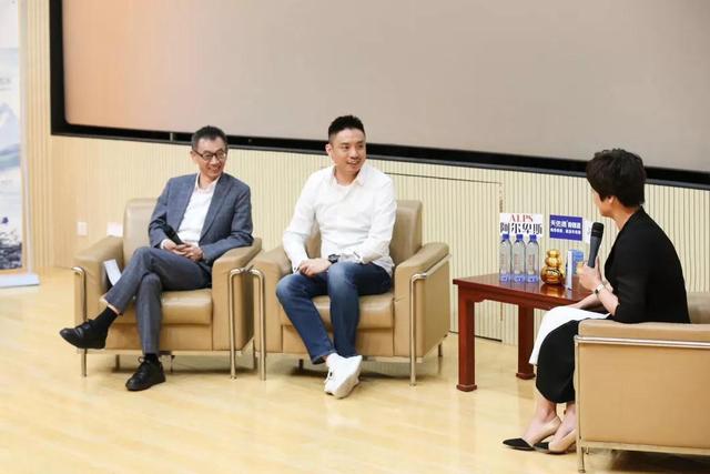 联络互动董事长何志涛走进中传授课 获聘传媒大学客座教授