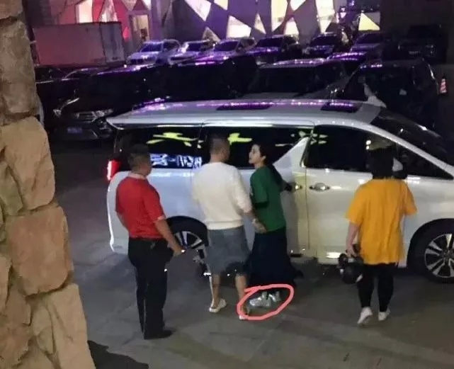 网友偶遇范冰冰与神秘男子街边热聊，衣着宽松再次引怀孕猜测