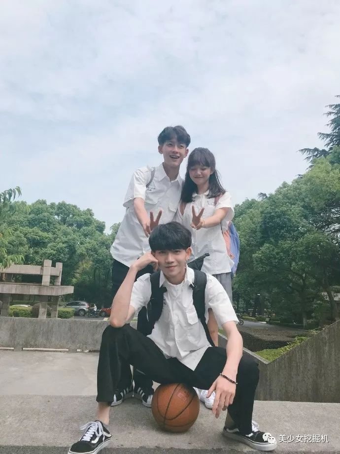 高三因撞脸何炅赵薇上热搜，毕业后隐姓埋名当模特也难逃走红！