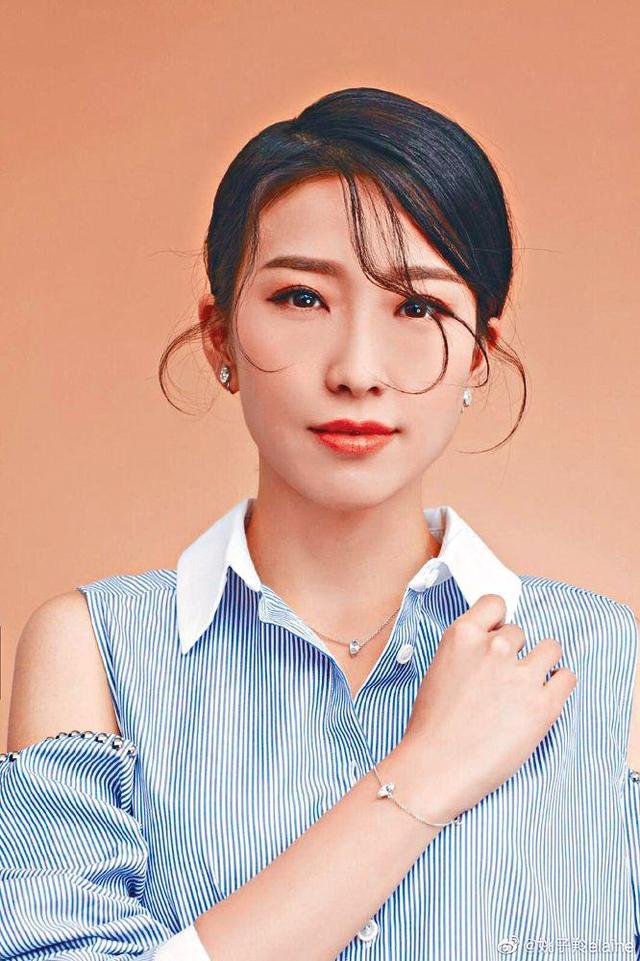 TVB女星做“小四”挑衅正房？再次流出亲密照，搂男方脖子不松手
