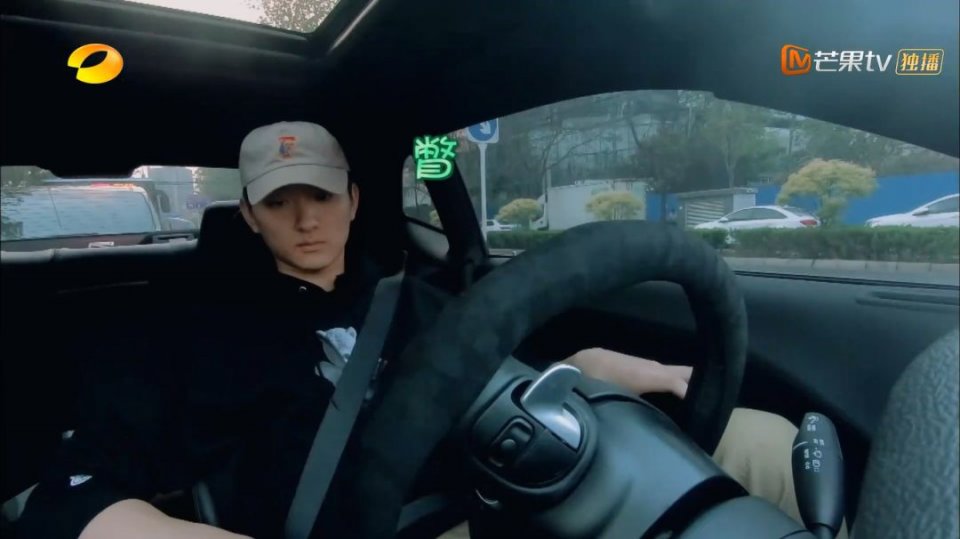 她的前男友是薛之谦？因误放前任歌曲被现任于小彤当街怒骂？