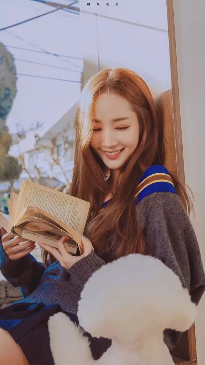 大家心目中的文艺女神虽然是内牛五方脸，但下唇暗藏着小心机