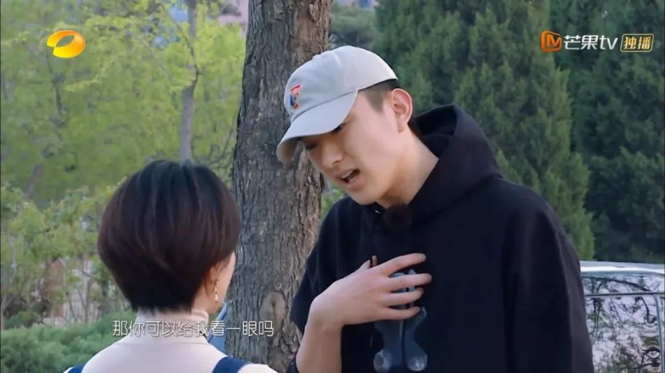 她的前男友是薛之谦？因误放前任歌曲被现任于小彤当街怒骂？