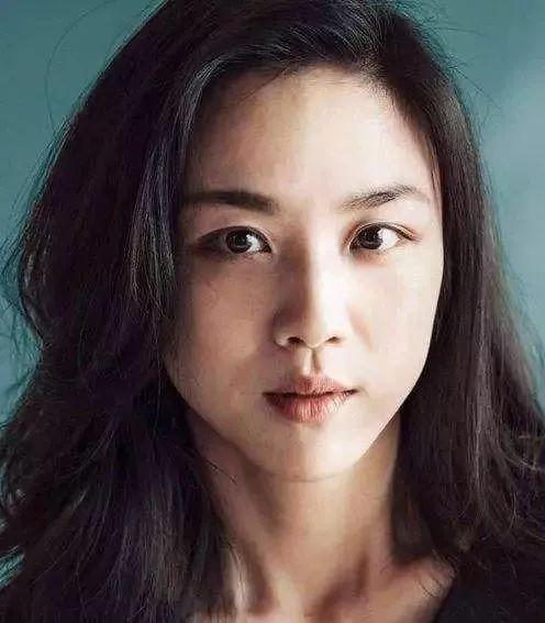 大家心目中的文艺女神虽然是内牛五方脸，但下唇暗藏着小心机