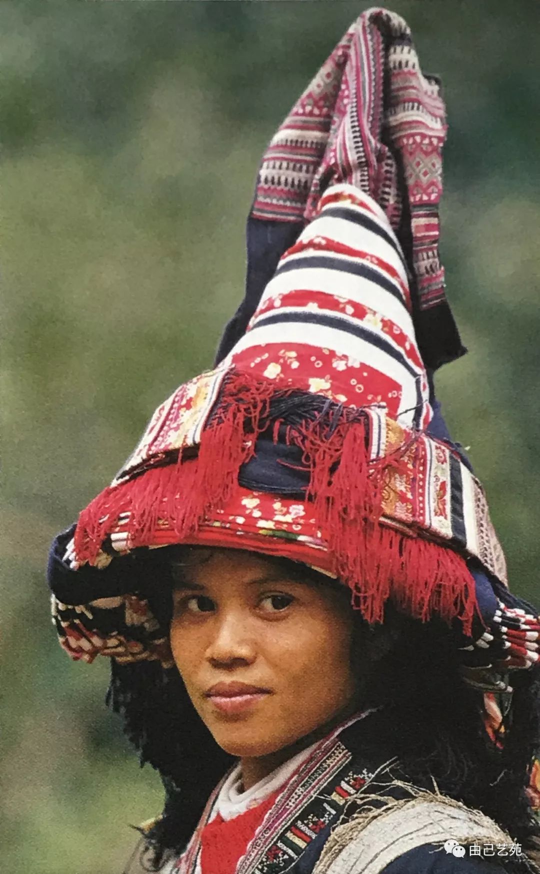 广西过山瑶族妇女独特的头饰(陈一年摄,香港《中国旅游》图片库提供)