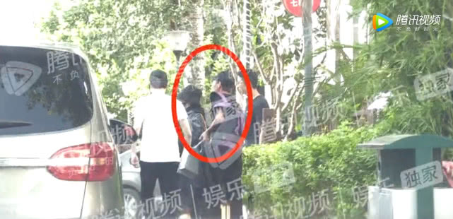 赵丽颖产后首现身，身材丰腴，这才是新手妈妈的样子