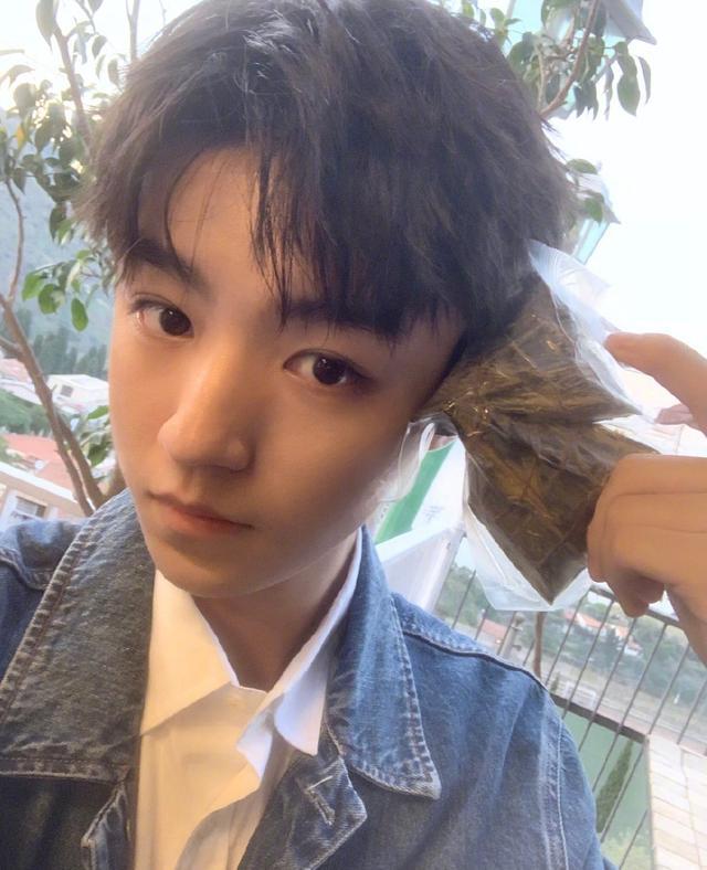 网友意大利偶遇《中餐厅》录制 黄晓明杨紫王俊凯街头合力搬桌子