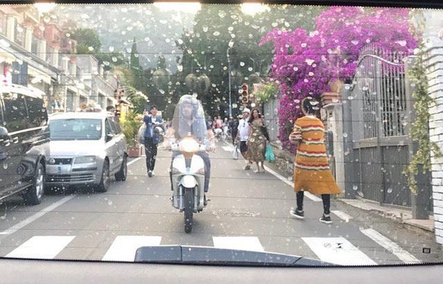 网友意大利偶遇《中餐厅》录制 黄晓明杨紫王俊凯街头合力搬桌子