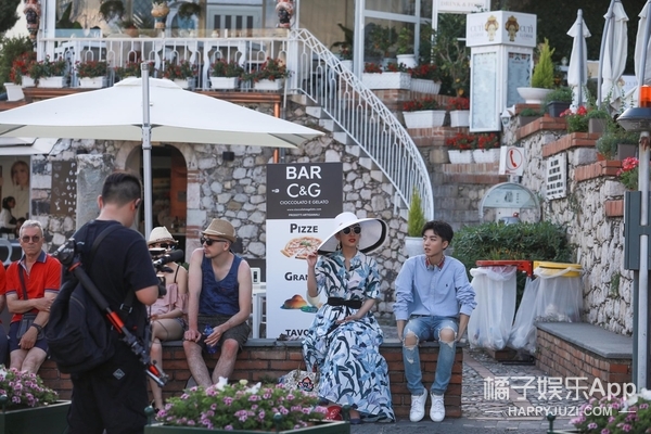 网友偶遇《中餐厅》录制 何超莲透露窦骁是结婚对象