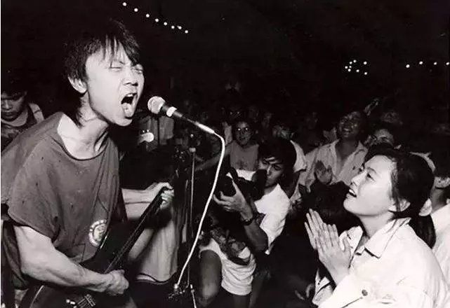 1994年，一个叫许巍的年轻人踏上了开往北京的列车…