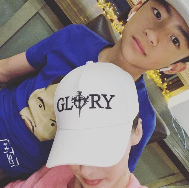 张柏芝晒与2个儿子合照，小Q的肤色与她对比好鲜明
