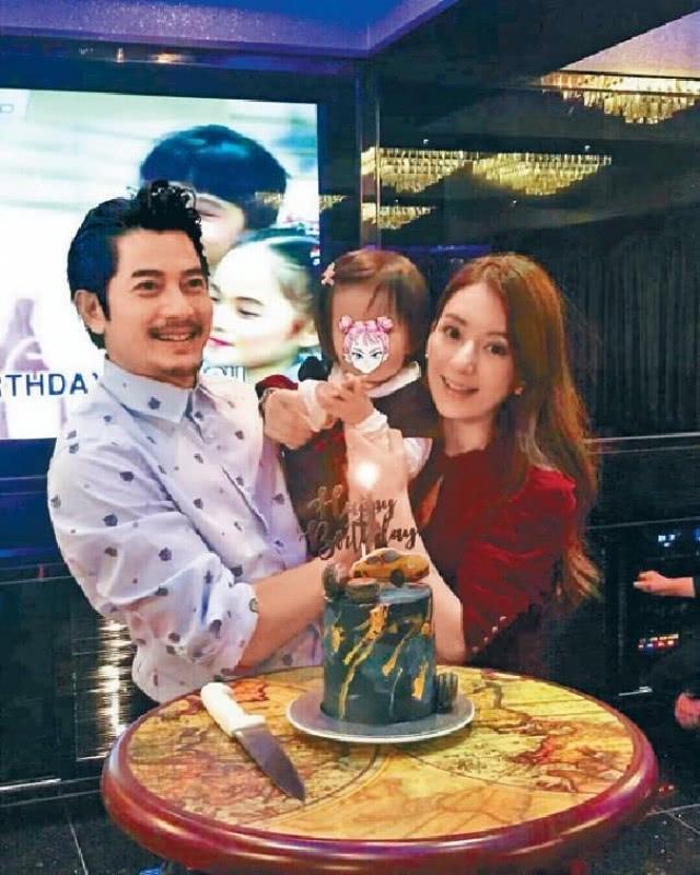 偶遇郭富城方媛恩爱约会吃甜品，两夫妻穿情侣装依偎在一起看手机