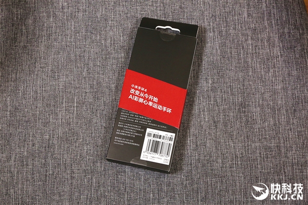 屏幕大升级！小米手环4开箱图赏