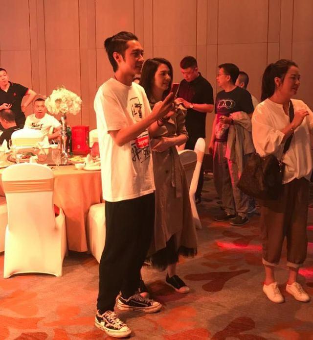 洪欣张丹峰带女儿游美国一个月修补感情，两夫妻有说有笑感情好