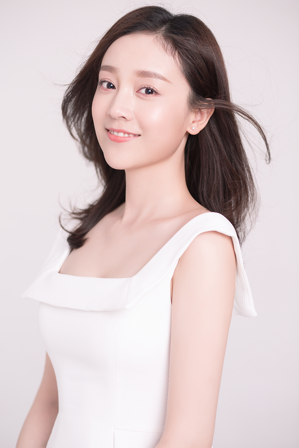 4 何花黑白look演绎优雅与率性多变视觉.jpg