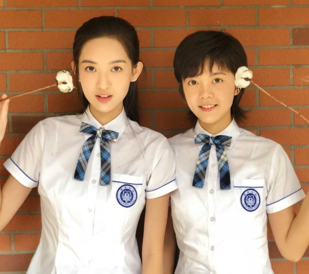 最被看好的两大00后小花争做下一个关晓彤脸怎么瘪成了鞋拔子