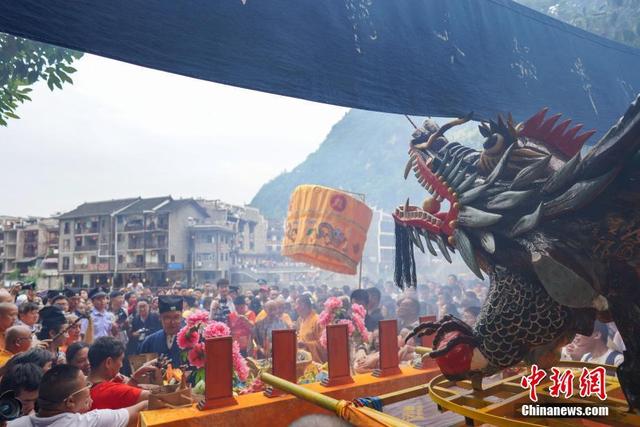 贵州镇远举办第三十六届“赛龙舟”文化节