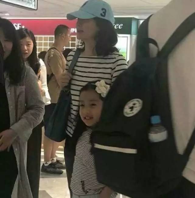 48岁李英爱带8岁女儿看舞台剧 女儿俏皮比剪刀手