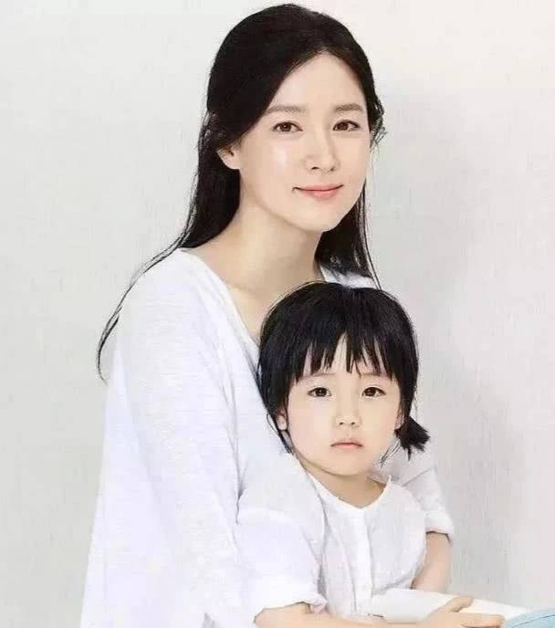 48岁李英爱带8岁女儿看舞台剧 女儿俏皮比剪刀手