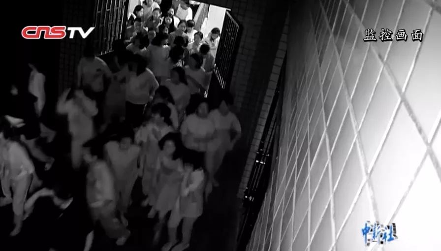 不到40秒全撤离!地震时,13岁女孩逆行救了一层楼的同学