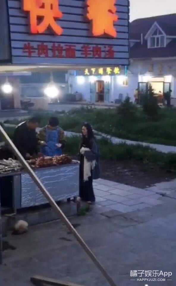 全程用手捂肚子，这次是真的怀了吧？