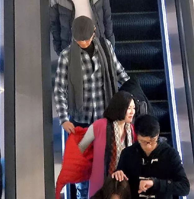 三任太太,四个女儿,一辈子活在女人堆里的郑少秋幸福吗?