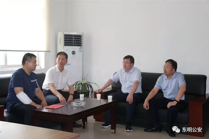 在了解了王毫同志的伤情后,李明轩副县长,曹红波政委代表局党委对其