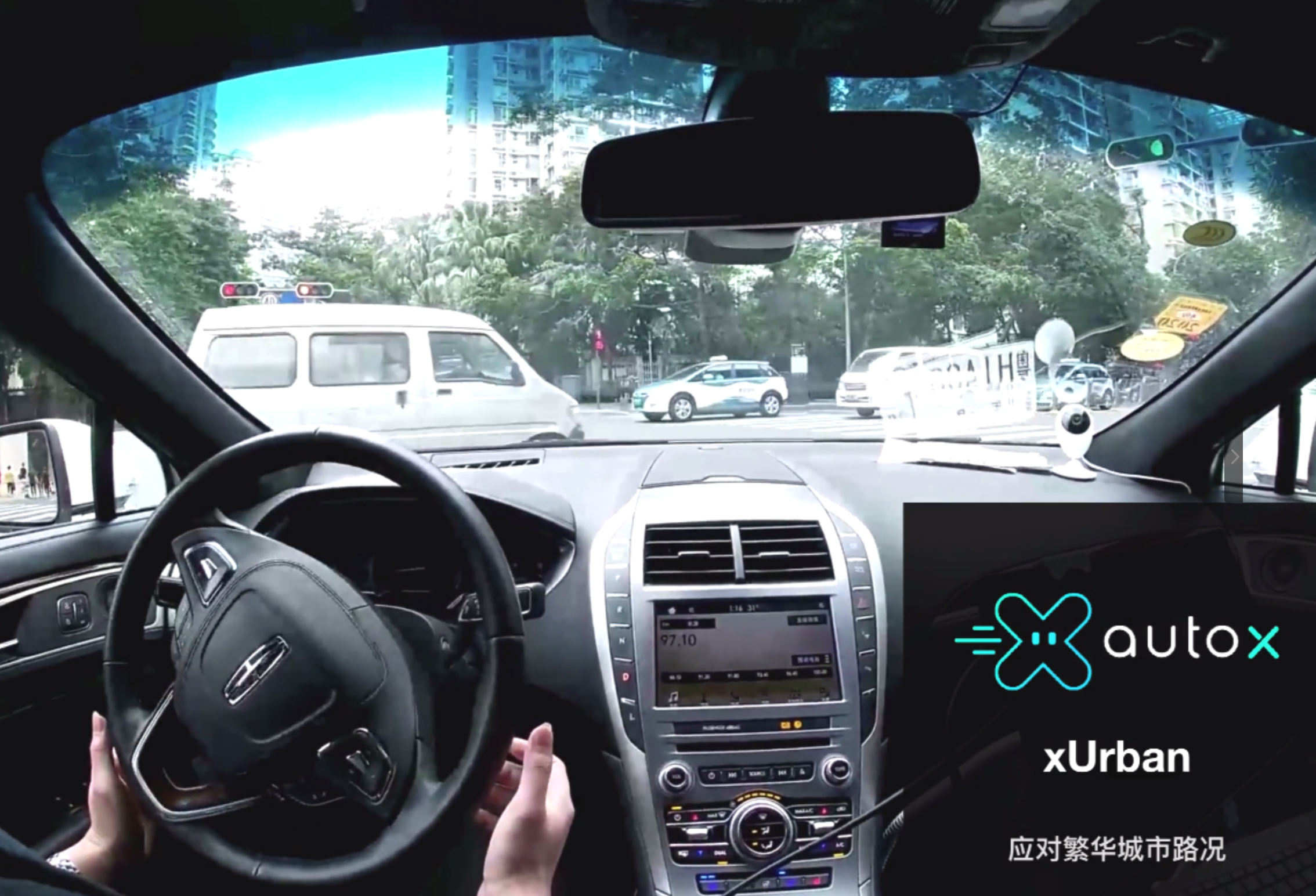 自动驾驶车正在向前“蹭”