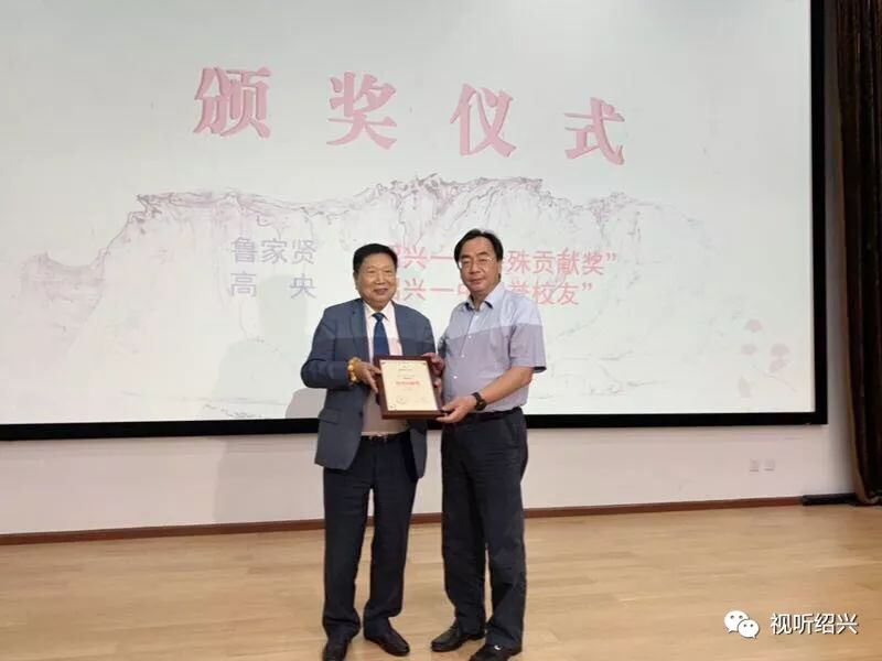市委书记马卫光出席签约仪式并为鲁家贤颁发证书.